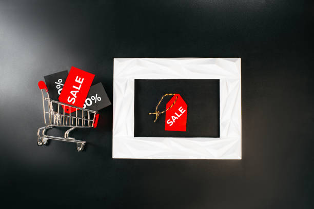 Black Friday Super Sale.Black Friday shopping sale concept with red ticket Sale tag close up on black background.Shop trolley at supermarket.Sale, discount, shopaholism concept. Consumer society trend comprar carrito en el supermercado. concepto de venta, descuento, adicción a las compras. tendencia de la sociedad de consumo. black friday super sale.concepto de venta de compras black friday con ticket rojo etiqueta de venta de cerca sobre fondo negro