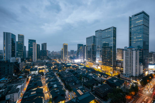 шумные финансовые высотные и малоэтажные здания, сфотографированные в чэнду ночью - chengdu urban scene city life house стоковые фото и изображения