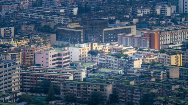 densos edificios modernos en chengdu al atardecer - chengdu urban scene city life house fotografías e imágenes de stock