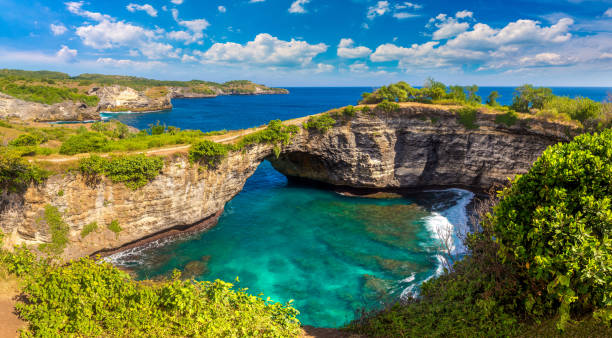 istock Brocken Beach in Nusa Penida 1355009686