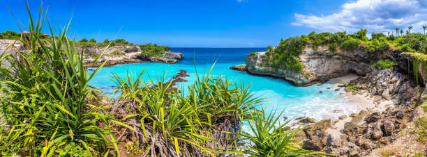 istock Blue Lagoon at Nusa Ceningan 1355009715