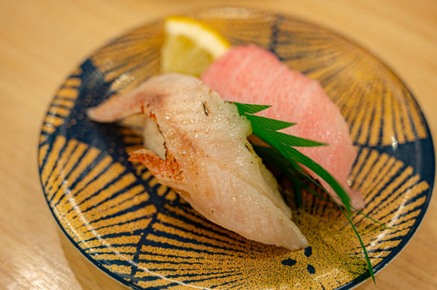 バカ魚とマグロのトロ寿司 - 回転寿司 ストックフォトと画像