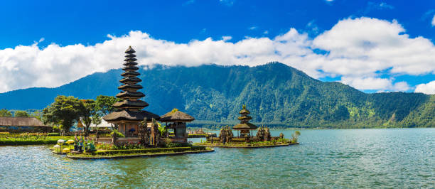 templo pura ulun danu beratan bedugul - lake bratan area - fotografias e filmes do acervo