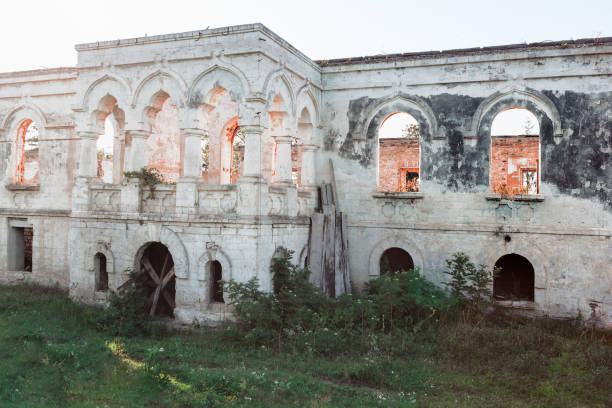 antigua mansión abandonada - basement monument church marble fotografías e imágenes de stock