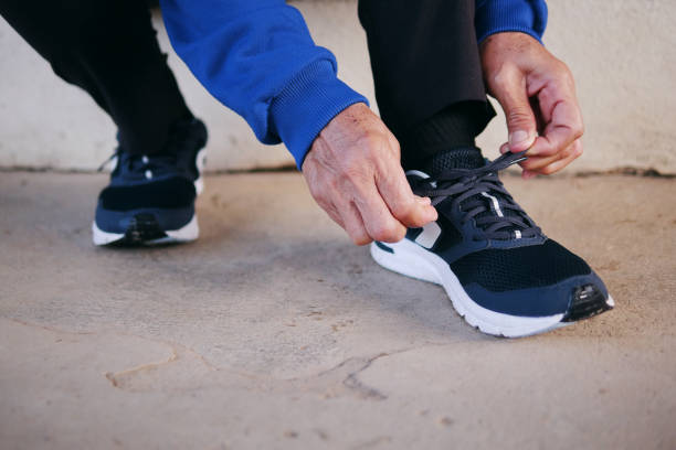 ältere frau hände binden schnürsenkel bereit joggen, trainieren oder reisen. gesunder lebensstil und wohlbefinden älterer menschen konzepte. - aging process morning outdoors horizontal stock-fotos und bilder