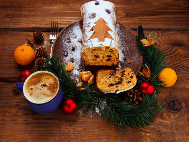 크리스마스 과일 케이크 가루 설탕 귤 전나무 축제 장식 나무 배경 평면 평지. 스톨렌 케이크 덩어리 - christmas stollen christmas pastry baked 뉴스 사진 이미지