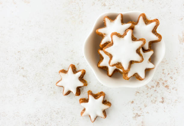 draufsicht auf cinnamon star cookies, traditionelle deutsche zimtsterne in einer schüssel - zimtstern stock-fotos und bilder