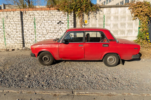 vintage czerwony kolor lada car na ulicy - avtovaz zdjęcia i obrazy z banku zdjęć