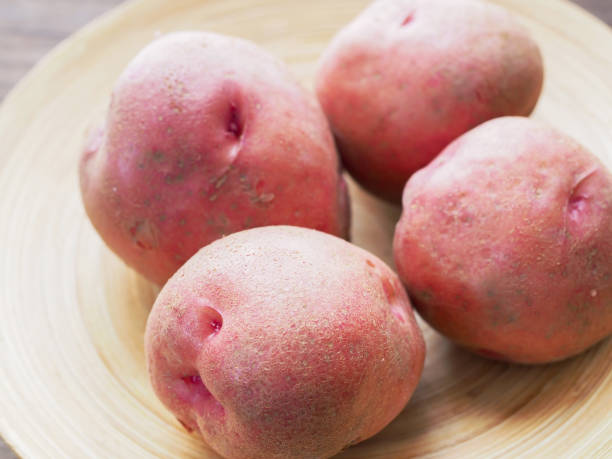 красный картофель - red potato raw potato market red стоковые фото и изображения