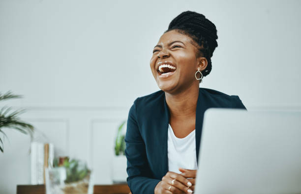 photo d’une jeune femme d’affaires utilisant un ordinateur portable dans un bureau moderne - technology contemplation clothing formalwear photos et images de collection