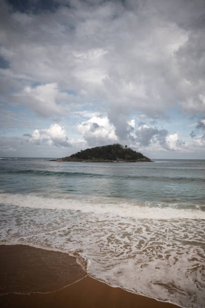 uma ilha perto de uma praia de areia marrom - sandy brown bay beach sand - fotografias e filmes do acervo