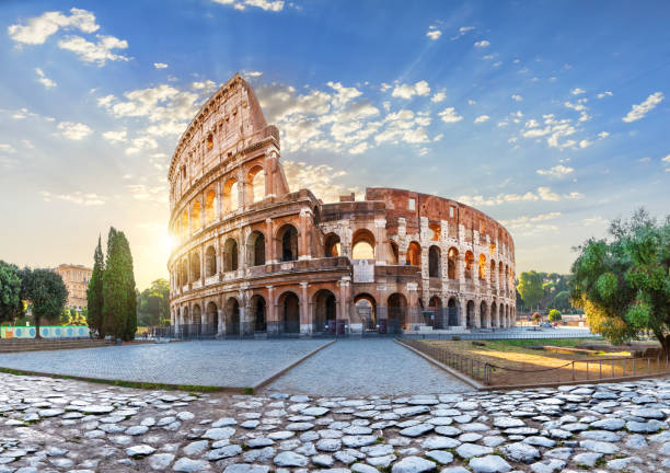il colosseo ai raggi del sole del mattino, splendida vista mattutina di roma, italia - coliseum rome flavian roman foto e immagini stock
