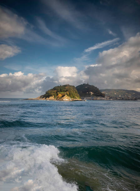 un'isola in una giornata nuvolosa vicino alla spiaggia - 5547 foto e immagini stock