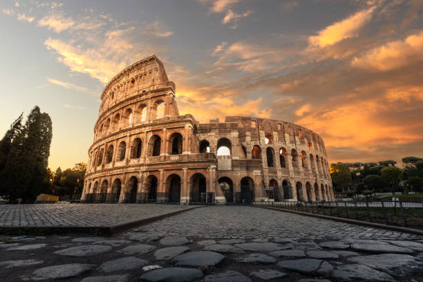 vista del coliseo romano en roma, lazio, italia. - imperial italy rome roman forum fotografías e imágenes de stock