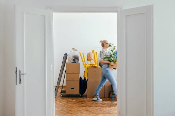 une femme anonyme emménage dans un nouvel appartement - changement de logement photos et images de collection