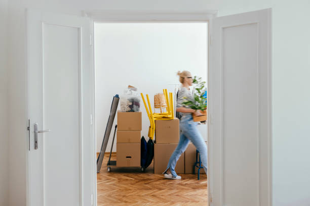 анонимная женщина переезжает в новую квартиру - yellow box стоковые фото и изображения
