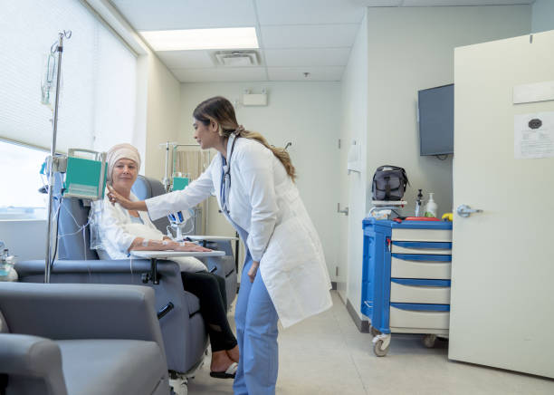 doctor changing a chemotherapy dosage - chemotherapy drug imagens e fotografias de stock