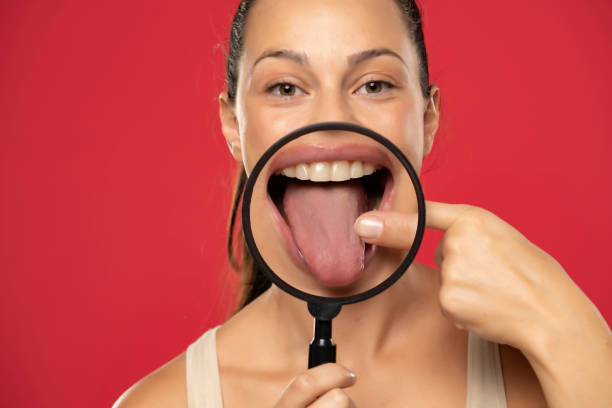 woman showing her healthy tongue - mensentong stockfoto's en -beelden