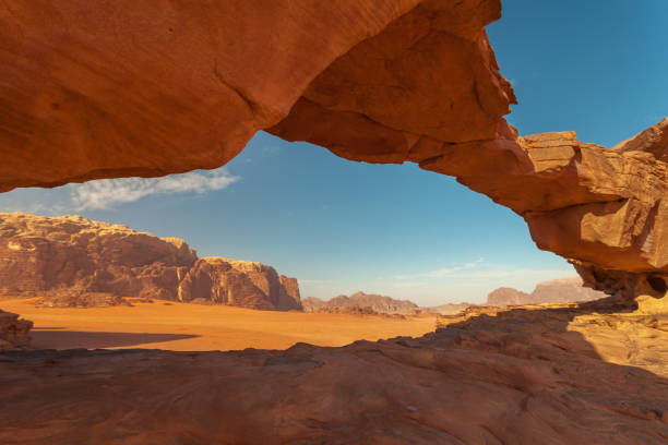 little bridge wadi rum dessert, giordania - wadi rum foto e immagini stock