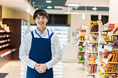 食品スーパーマーケットで働く若い男性スタッフ