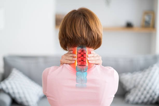 przepuklina międzykręgowa kręgosłupa szyjnego, ból szyi, kobieta cierpiąca na ból pleców w domu, choroba dysku kręgowego - human spine human vertebra disk spinal zdjęcia i obrazy z banku zdjęć