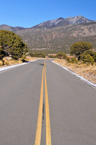 sangre de cristo mountains dal centro della strada, state highway 150 (sh 150), colorado, stati uniti - mountain peak long colorado mountain foto e immagini stock