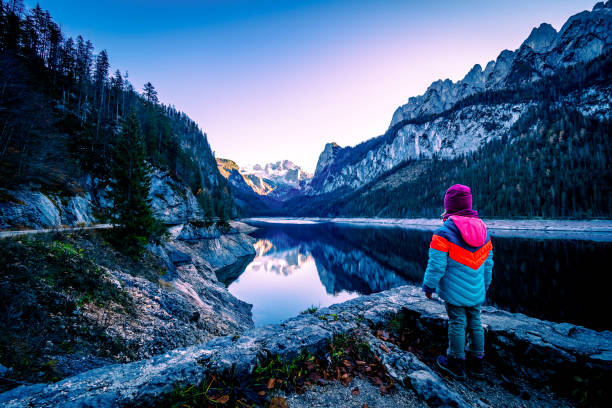 vue imprenable et spectaculaire sur la chaîne de montagnes « gosau-zinken » et le glacier dachstein se reflétant sur le lac gosausee, gosau, salzkammergut, oö, autriche - european alps austria autumn colors photos et images de collection