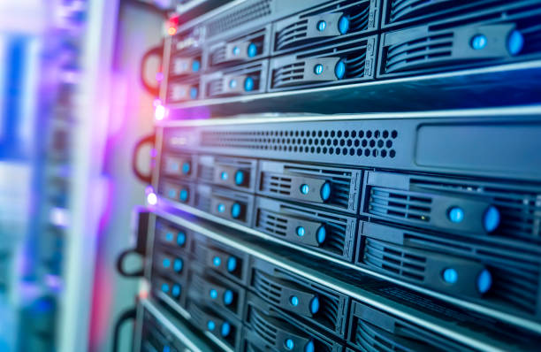 panneaux de serveurs modernes dans la verticale du centre de données - network server tower rack computer photos et images de collection
