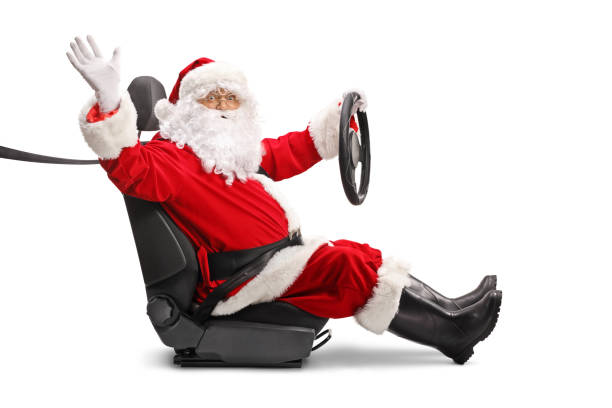 santa claus en un asiento de automóvil sosteniendo un volante y saludando a la cámara - santa claus waving christmas photography fotografías e imágenes de stock