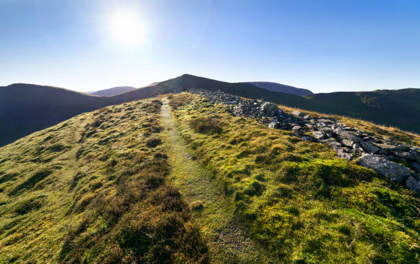 ścieżka grzbietu górskiego prowadząca do ladyside pike i hopegill head w słoneczny dzień - nature rough cumbria sunlight zdjęcia i obrazy z banku zdjęć