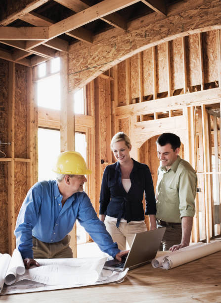 para z budowniczym domu - new home construction zdjęcia i obrazy z banku zdjęć