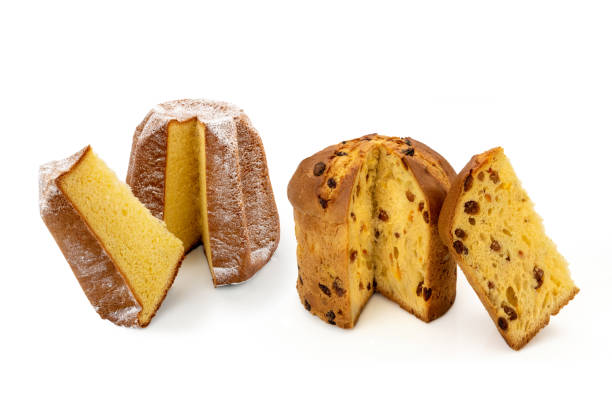 pandoro et panettone classique coupés avec tranche - baking food sweet food cake photos et images de collection