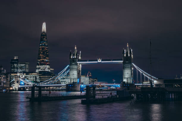 tower bridge i sky london skyline w nocy - london england thames river sky tower zdjęcia i obrazy z banku zdjęć