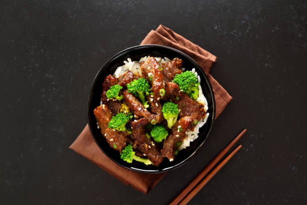 牛肉とブロッコリー炒めご飯炒め - chopsticks stir fried vegetable beef ストックフォトと画像