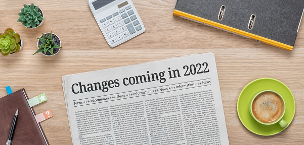 Un periódico en un escritorio con el titular Cambios que llegarán en 2022 photo