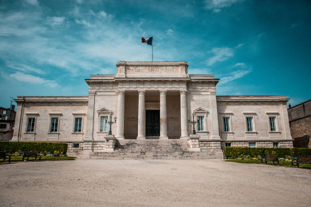 widok z przodu francuskiego palais de justice w saintes poitou-charentes, francja - law legal system column sky zdjęcia i obrazy z banku zdjęć