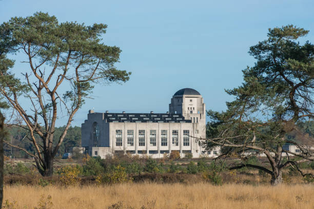 il maestoso edificio di radio kootwijk vicino ad apeldoorn nel parco nazionale veluwe nei paesi bassi - apeldoorn foto e immagini stock