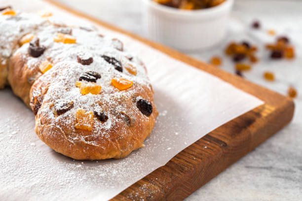 pain stollen de noël aux fruits confits - christmas stollen christmas pastry baked photos et images de collection