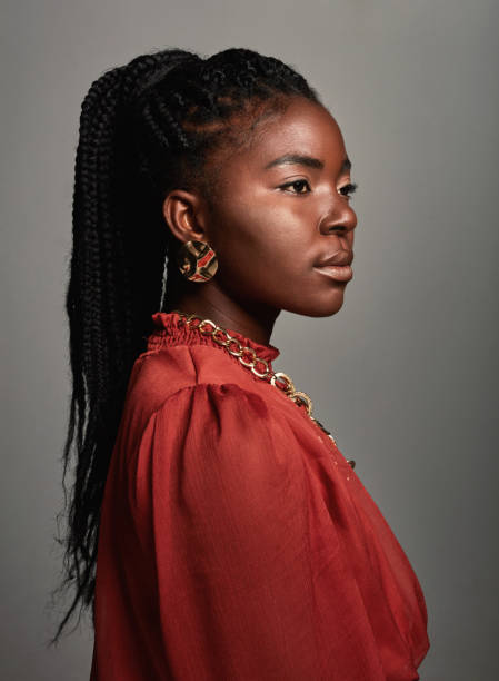 foto de una hermosa joven posando sobre un fondo gris - braided fotografías e imágenes de stock