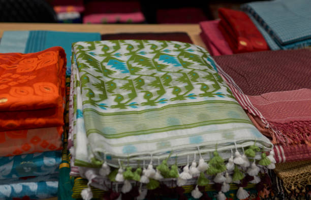 indian handloom sarees (sari) with vibrant colours and beautiful designs - sari imagens e fotografias de stock