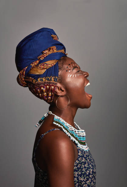 伝統的なアフリカの服装を着た美しい若い女性のスタジオショット - african culture audio ストックフォトと画像