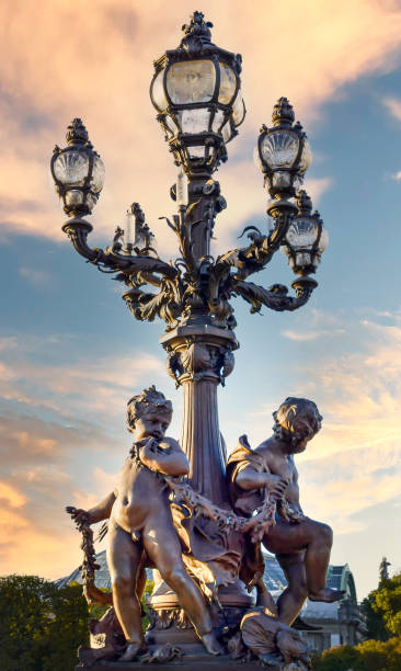 beau lampadaire en bronze orné à une extrémité du pont alexandre iii à paris, france - french renaissance photos et images de collection