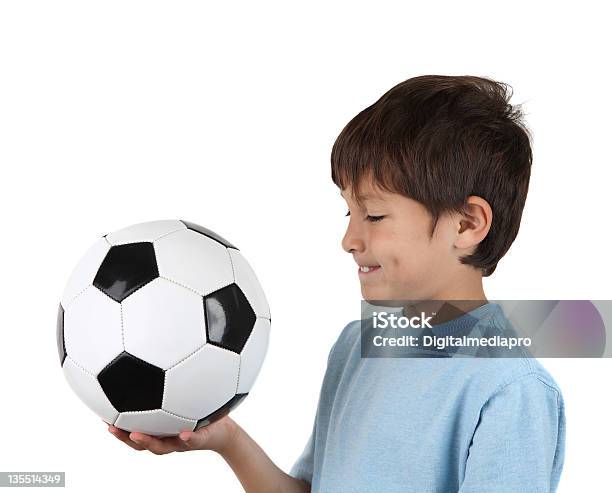 Foto de Vista Lateral De Um Menino Com Bola De Futebol e mais fotos de stock de Bola - Bola, Bola de Futebol, Branco