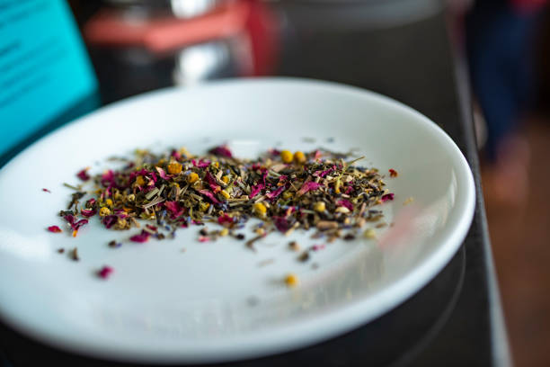 tè all'erba rosa ingrediente grezzo su una foto stock di piatto bianco - lavender mint tea foto e immagini stock