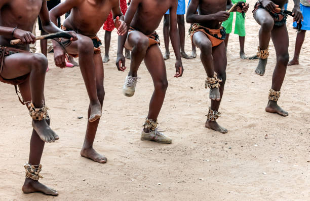 모래 위에 민속 춤. 모래 표면에 춤을 아프리카의 발. - african tribal culture 뉴스 사진 이미지