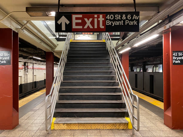 platforma metra - subway station new york city staircase manhattan zdjęcia i obrazy z banku zdjęć