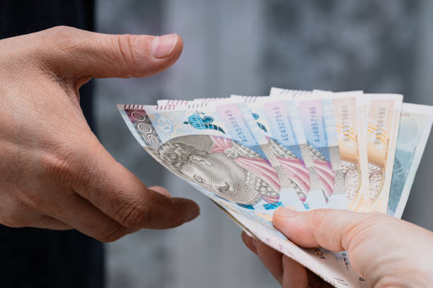 polnisches geld, eine akte mit 500- und 200-zloty-banknoten, die von hand zu hand an eine andere person übertragen wurden - human hand beak currency stack stock-fotos und bilder