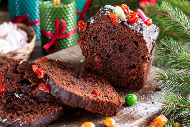 torta di frutta di natale con torta di natale su sfondo di legno - fruitcake christmas cake cake raisin foto e immagini stock