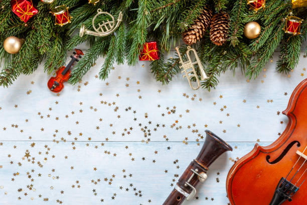 古いバイオリンとフルートと、クリスマスの装飾が施されたモミの木の枝。クリスマスと新年のコンセプト。トップビュー、クローズアップ - ragtime ストックフォトと画像