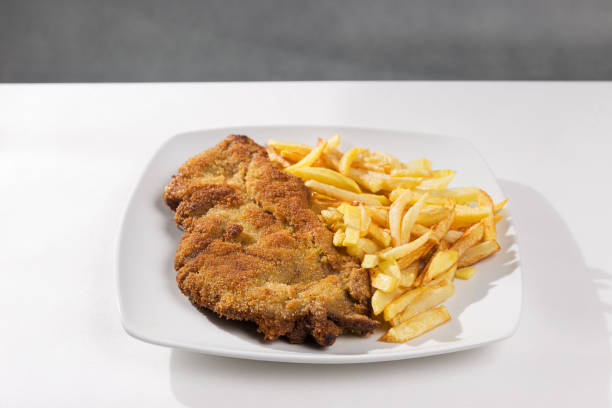 cachopo com batatas fritas, prato típico de carne - cutlet meat steak veal - fotografias e filmes do acervo